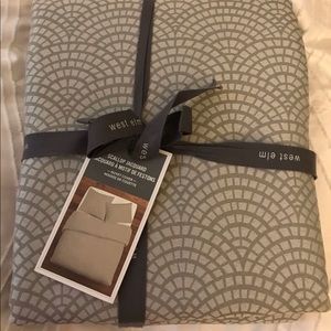 Brand new Westelm scallop Jacquard duvet cover King Size grey Last one!